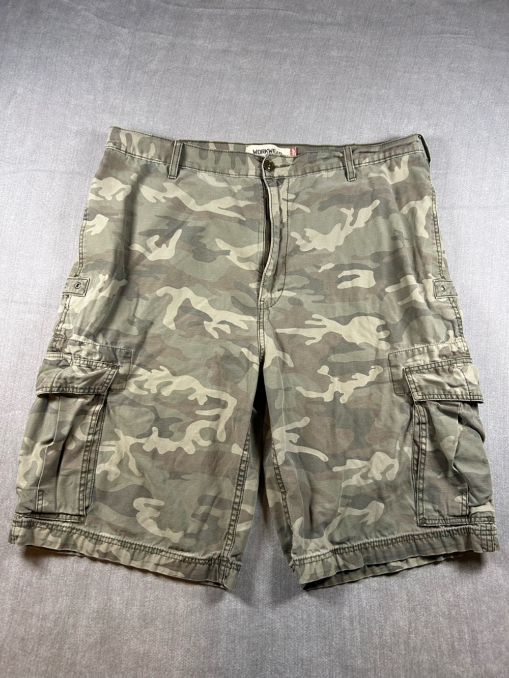 Levi's Workwear Men's Camo Cargo w40 Shorts - Olive/Beige
